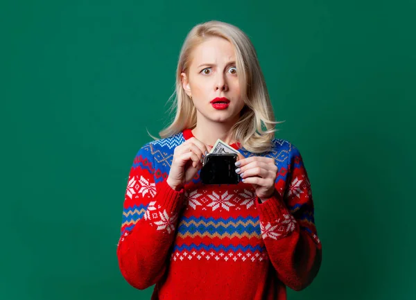 Mulher Bonita Camisola Natal Mantém Bolsa Com Dinheiro Fundo Verde — Fotografia de Stock