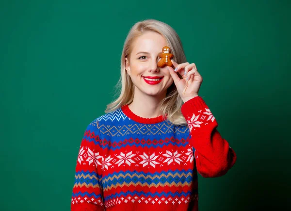 Mooie Vrouw Kerst Trui Met Peperkoek Man Koekjes Groene Achtergrond — Stockfoto