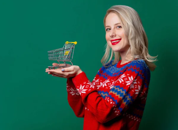 Bella Donna Maglione Natale Tiene Carrello Della Spesa Sfondo Verde — Foto Stock