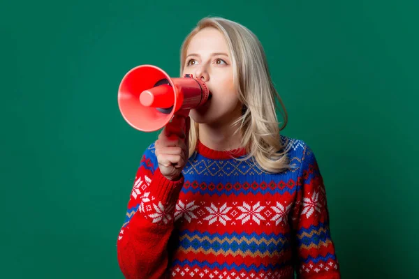 Hermosa Mujer Suéter Navidad Sostiene Megáfono Sobre Fondo Verde —  Fotos de Stock