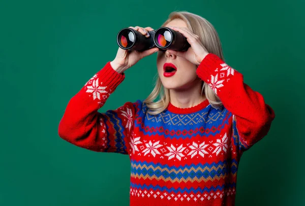 Beautiful Woman Christmas Sweater Binoculars Green Background — Stock Photo, Image