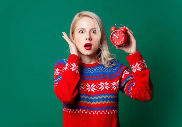 Mulher Bonita Camisola Natal Com Despertador Fundo Verde — Fotografia de Stock