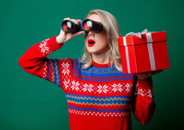 Mooie Vrouw Kerst Trui Houdt Geschenkdoos Verrekijker Groene Achtergrond — Stockfoto