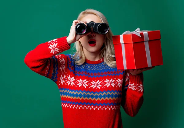 Beautiful Woman Christmas Sweater Holds Gift Box Binoculars Green Background — Stock Photo, Image