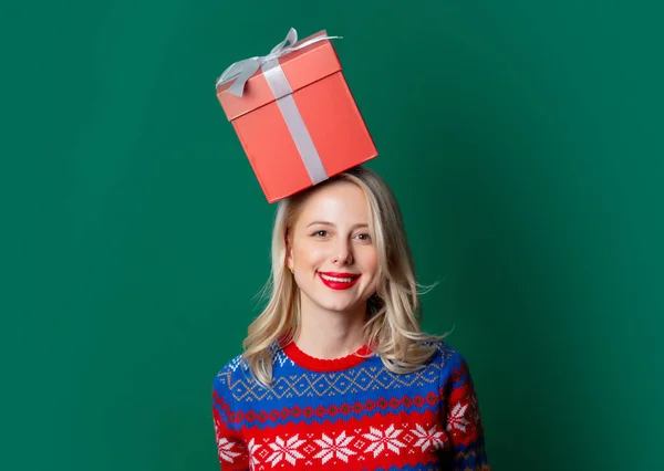 Mulher Bonita Camisola Natal Com Caixa Presente Sobre Cabeça Fundo — Fotografia de Stock