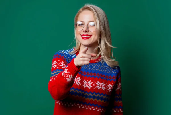 Красива Жінка Різдвяному Светрі Окулярах Зеленому Фоні — стокове фото