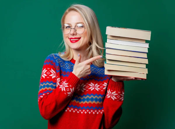 Schöne Frau Weihnachtspullover Mit Einem Buch Auf Grünem Hintergrund — Stockfoto