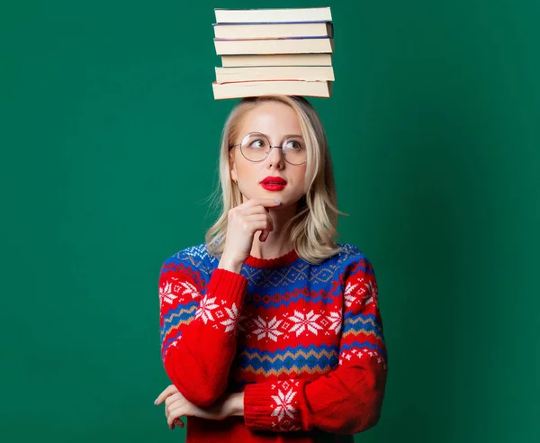 Mulher Bonita Camisola Natal Com Livros Sobre Fundo Verde — Fotografia de Stock