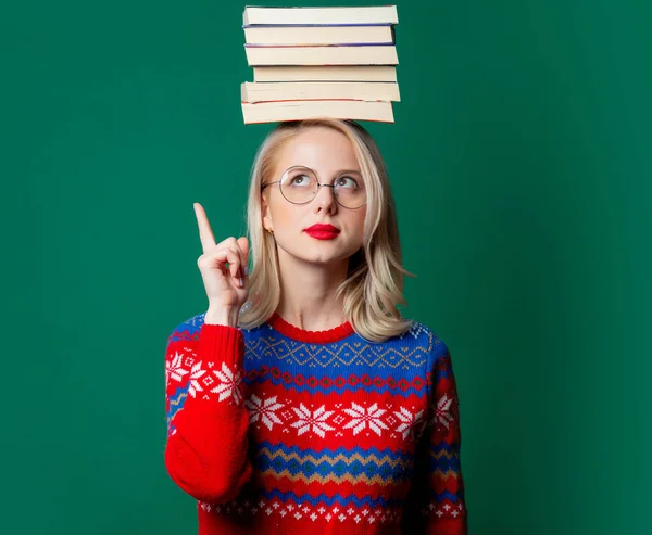 Красива Жінка Різдвяному Светрі Книгами Зеленому Фоні — стокове фото