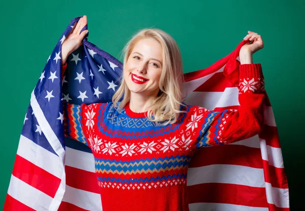 Vacker Kvinna Jultröja Och Usa Flagga Grön Bakgrund — Stockfoto