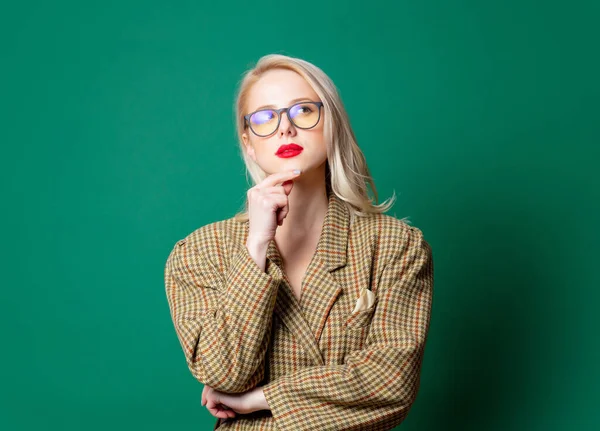Blond Vrouw Britse Stijl Jas Groene Achtergrond — Stockfoto