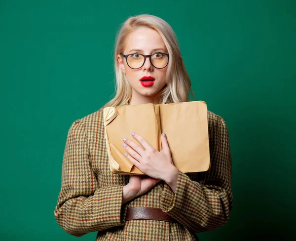 Vrouw Britse Stijl Jas Met Boek Groene Achtergrond — Stockfoto