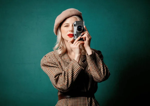 Vrouw Britse Stijl Jas Baret Met Vintage Camera Groene Achtergrond — Stockfoto