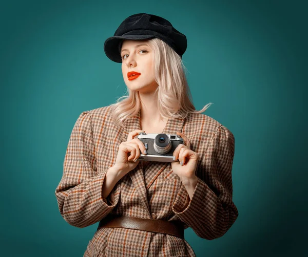 Žena Britském Stylu Bunda Baret Vintage Kamerou Zeleném Pozadí — Stock fotografie