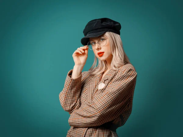 Donna Stile Britannico Giacca Cappello Sfondo Verde — Foto Stock