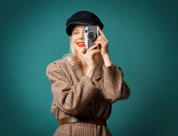 Femme Dans Style Britannique Veste Béret Avec Caméra Vintage Sur — Photo