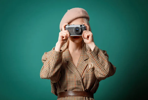 Frau Britischer Jacke Mit Vintage Kamera Auf Grünem Hintergrund — Stockfoto