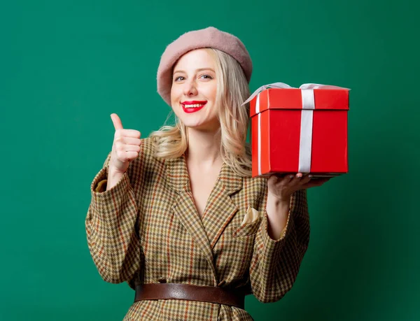 Blonde Frau Britischer Jacke Mit Geschenkbox Auf Grünem Hintergrund — Stockfoto