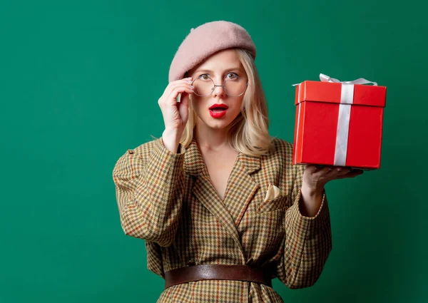 Blond Kvinna Brittisk Stil Jacka Med Presentförpackning Grön Bakgrund — Stockfoto