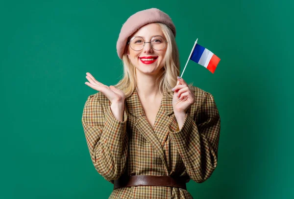 Bella Donna Stile Giacca Cappello Con Bandiera Francese Sfondo Verde — Foto Stock