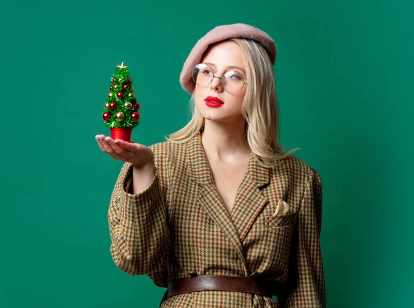 Mulher Estilo Jaqueta Chapéu Com Árvore Natal Fundo Verde — Fotografia de Stock