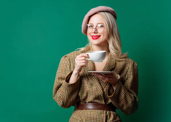 Vacker Kvinna Stil Jacka Och Hatt Med Kopp Grön Bakgrund — Stockfoto