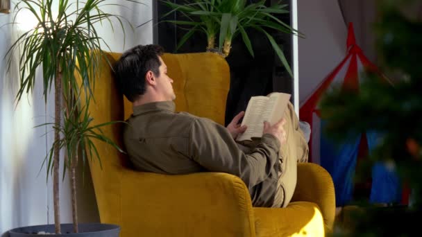 Egy Férfi Karosszékben Otthon Könyvet Olvas — Stock videók