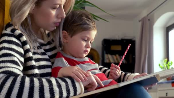 Mamá Cuenta Una Historia Hijo Mientras Está Sentado Sillón Casa — Vídeo de stock