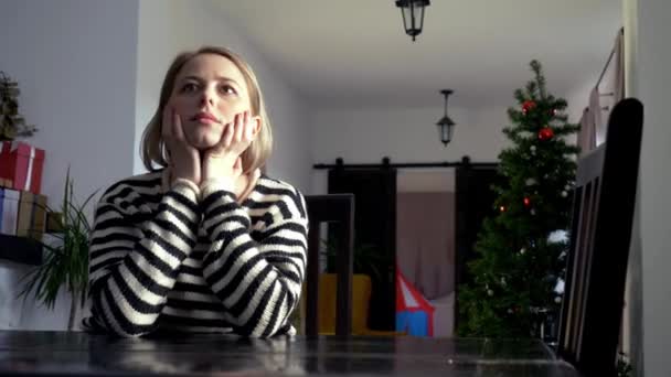 Lány Fejfájással Asztalnál Karácsonykor — Stock videók