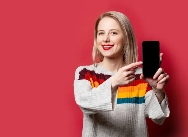 Mooie Blonde Trui Met Mobiele Telefoon Rode Achtergrond — Stockfoto