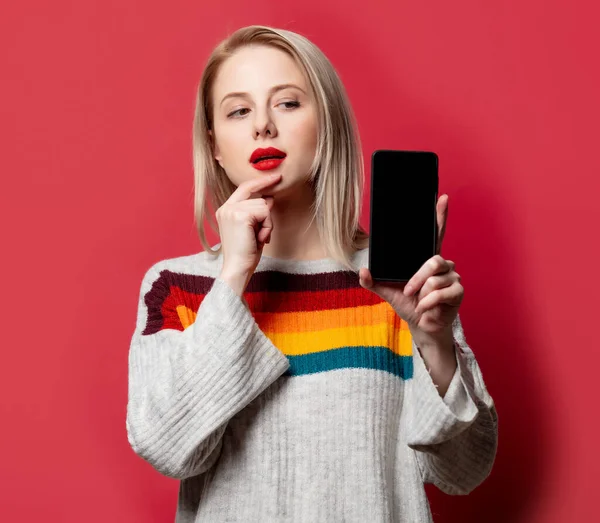 Piękna Blondynka Swetrze Telefonem Komórkowym Czerwonym Tle — Zdjęcie stockowe