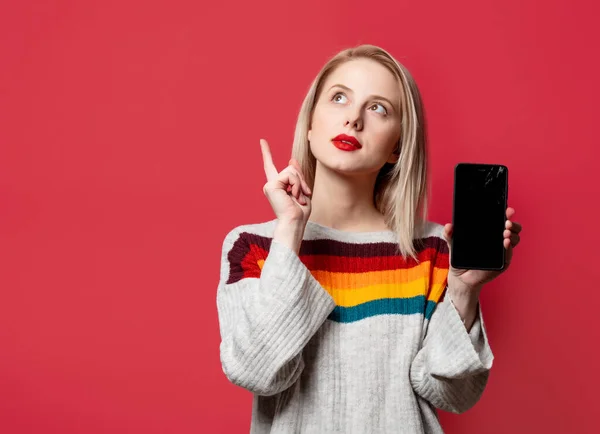 Mooie Blonde Trui Met Mobiele Telefoon Rode Achtergrond — Stockfoto