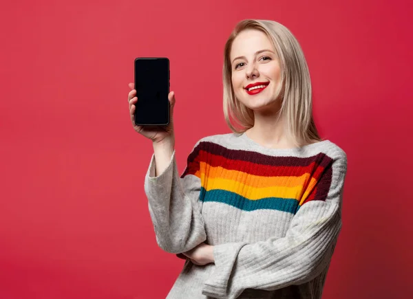 Mooie Blonde Trui Met Mobiele Telefoon Rode Achtergrond — Stockfoto