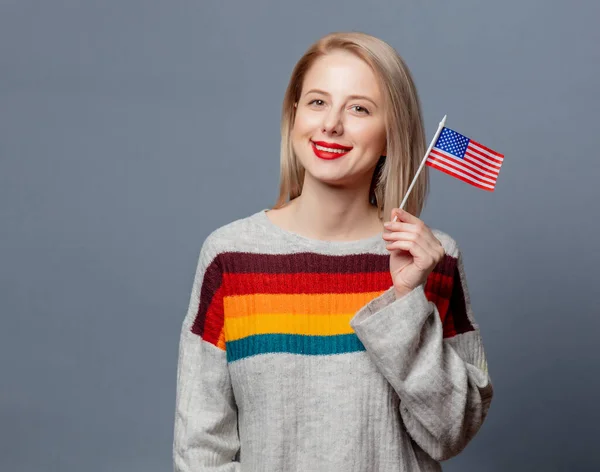 Mooie Blonde Trui Met Usa Vlag Grijze Achtergrond — Stockfoto