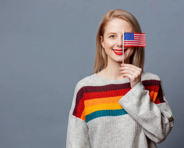 Mooie Blonde Trui Met Usa Vlag Grijze Achtergrond — Stockfoto