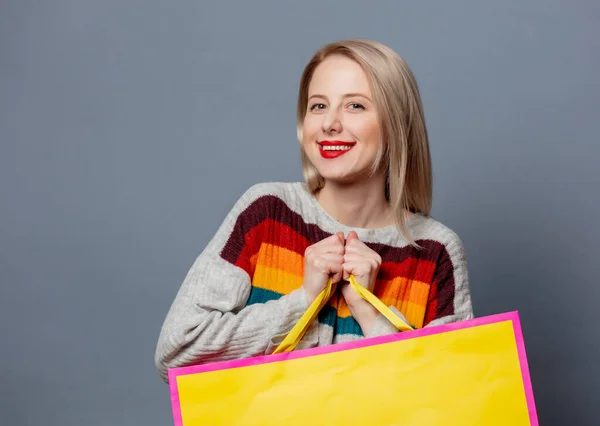 Hermosa Rubia Suéter Con Bolsas Compras Sobre Fondo Gris —  Fotos de Stock