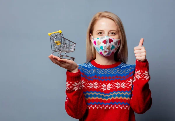 Bella Bionda Maglione Natale Con Carrello Della Spesa Sfondo Grigio — Foto Stock