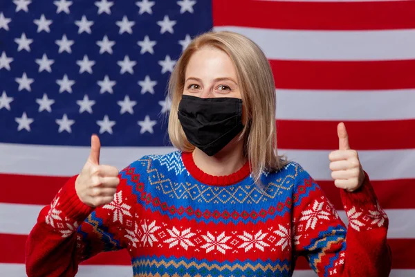 Abd Bayraklarında Noel Süveteri Yüz Maskesi Olan Güzel Sarışın — Stok fotoğraf