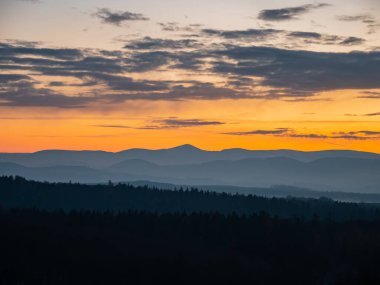 Sudetes dağları üzerinde gün batımında güzel manzara, Polonya 
