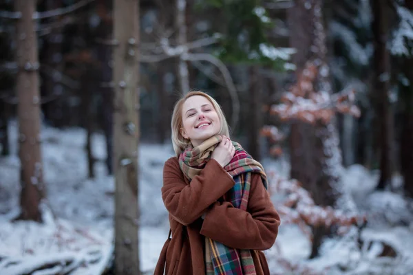 在雪地森林里 穿着外套和围巾的漂亮姑娘 — 图库照片