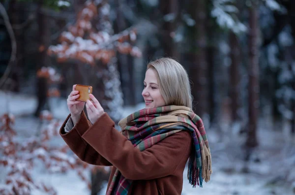 Vacker Flicka Med Mobiltelefon Gör Video Snöskog — Stockfoto