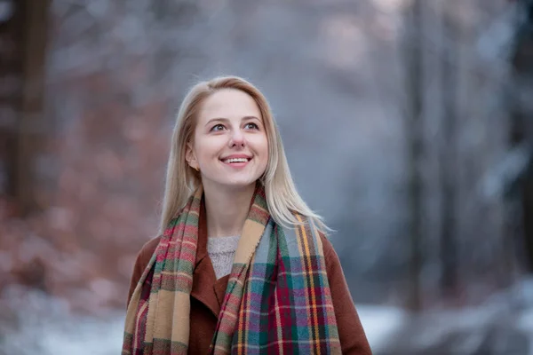 雪の森の中のコートとスカーフの美しい女の子 — ストック写真