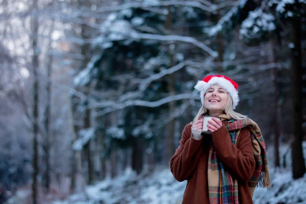 Hermosa Chica Sombrero Navidad Con Una Taza Bosque Nieve —  Fotos de Stock