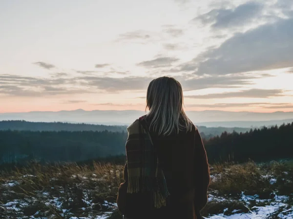 Dívka Relaxovat Dívat Sudetské Hory Prosinci — Stock fotografie