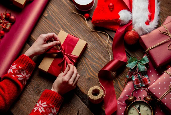 Vrouw Cadeautje Houten Tafel — Stockfoto