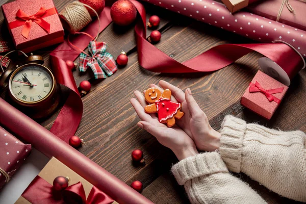 Γυναίκα Κρατήσει Μπισκότο Gingerbread Άνθρωπος Στο Ξύλινο Τραπέζι Στο Χρόνο — Φωτογραφία Αρχείου