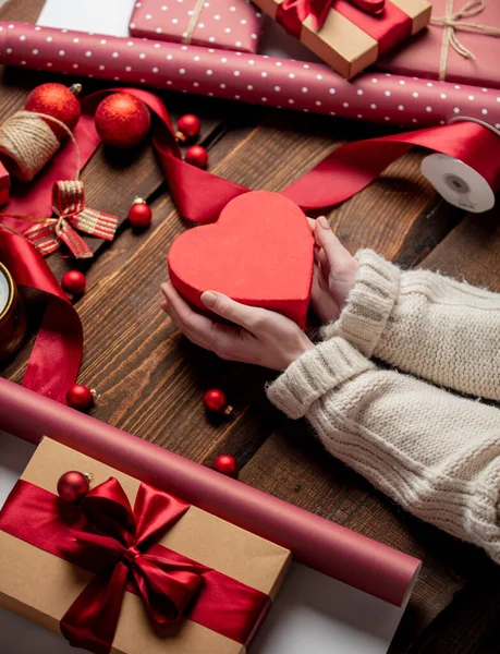 Les Mains Femme Tiennent Boîte Forme Coeur Sur Table Bois — Photo