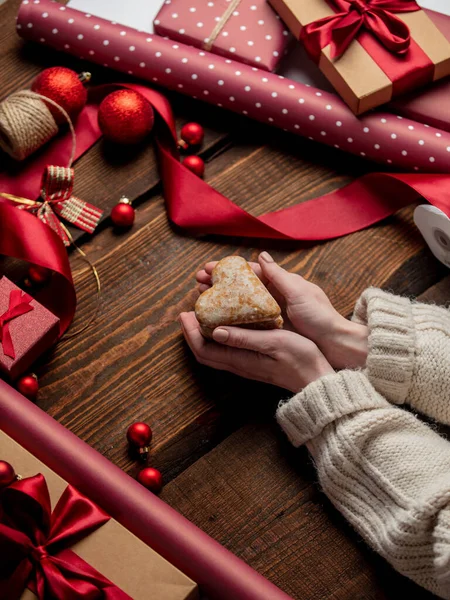 Donna Tenere Biscotti Forma Cuore Sul Tavolo Legno Nel Tempo — Foto Stock