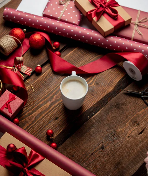 Tazza Caffè Con Regali Carta Tavolo Legno — Foto Stock