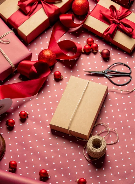 Mesa Envolver Navidad Con Cajas Regalo — Foto de Stock